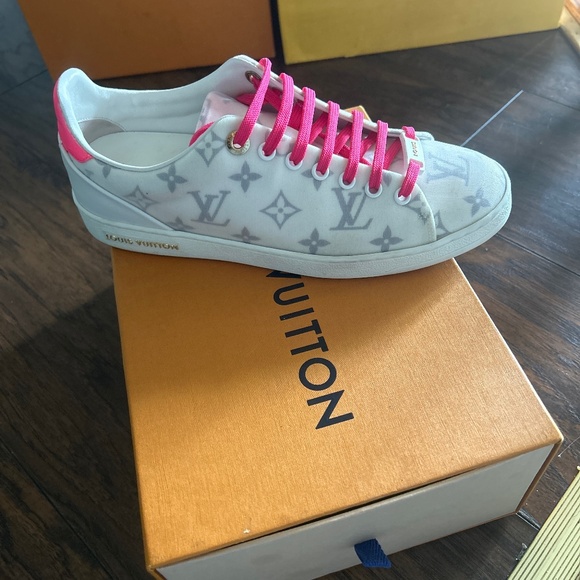Louis Vuitton - Picture 1 of 4